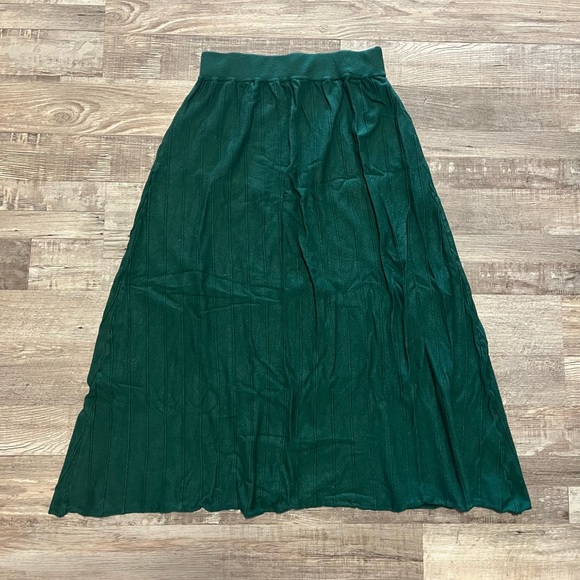Green maxi skirt - Picture 2 of 4